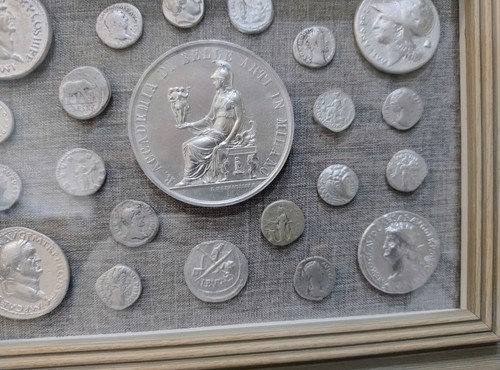 22 alte römische Münzen, Andenken Sammlung im Glas Bilderrahmen / Wohndeko / Wand - Bild 6 von 8