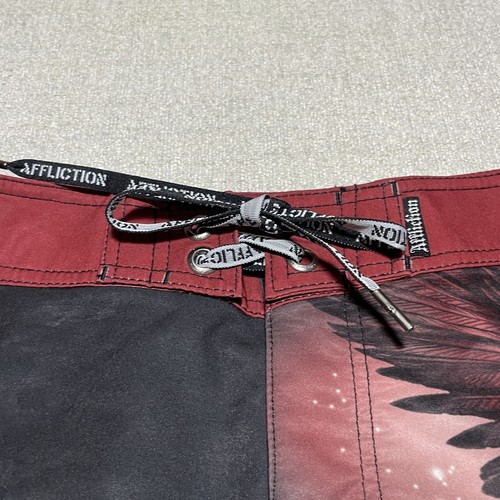 Pantaloncini Tatuaggio Affliction Spirit 36 Rosso Elasticizzato Grafica con Charm Teschio - Foto 12 di 17