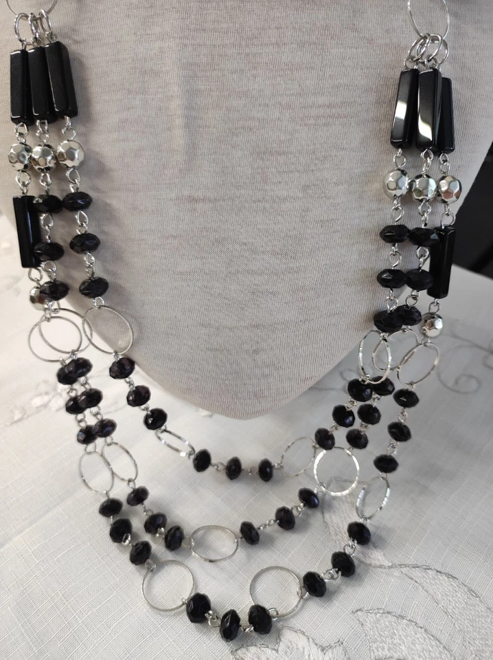 Collana lunga  catena catenine metallo perline colore argento e nero CB/111 - Immagine 2 di 2