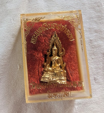 Buddha Amulett Anh&auml;nger in Kunststoffbox, thail&auml;ndische Schrift, goldfarben