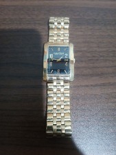 Reloj Caravelle New York by Bulova Tono Dorado Esfera Negra Metal Banda Caravelle