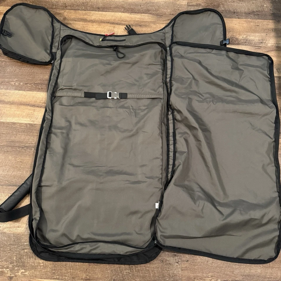 Victorinox Swiss Army Convertible Black Hybrid Duffle Garment Suit Bag MSRP $200 - Image 3 of 4