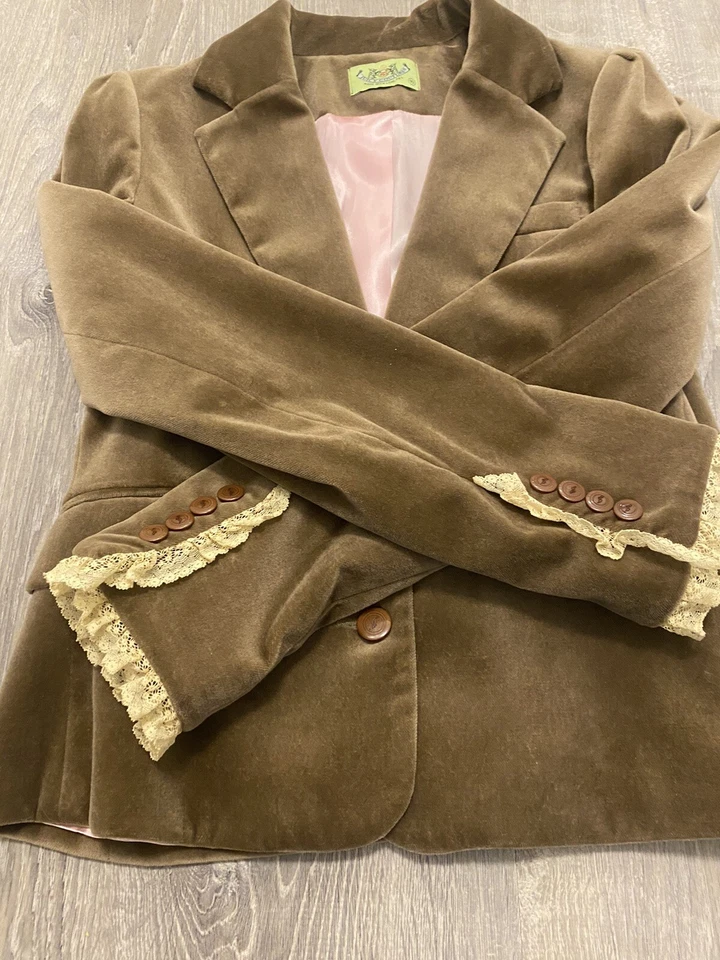 Chaqueta Blazer Juicy Couture Terciopelo Diseño Victoriano Romántico Encaje en Puños Foto 2 de 4