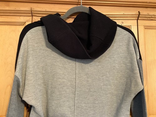 Kensie Performance Gray & Black Thermal Pullover Cowl Neck Activewear Top Size S - Picture 10 of 13