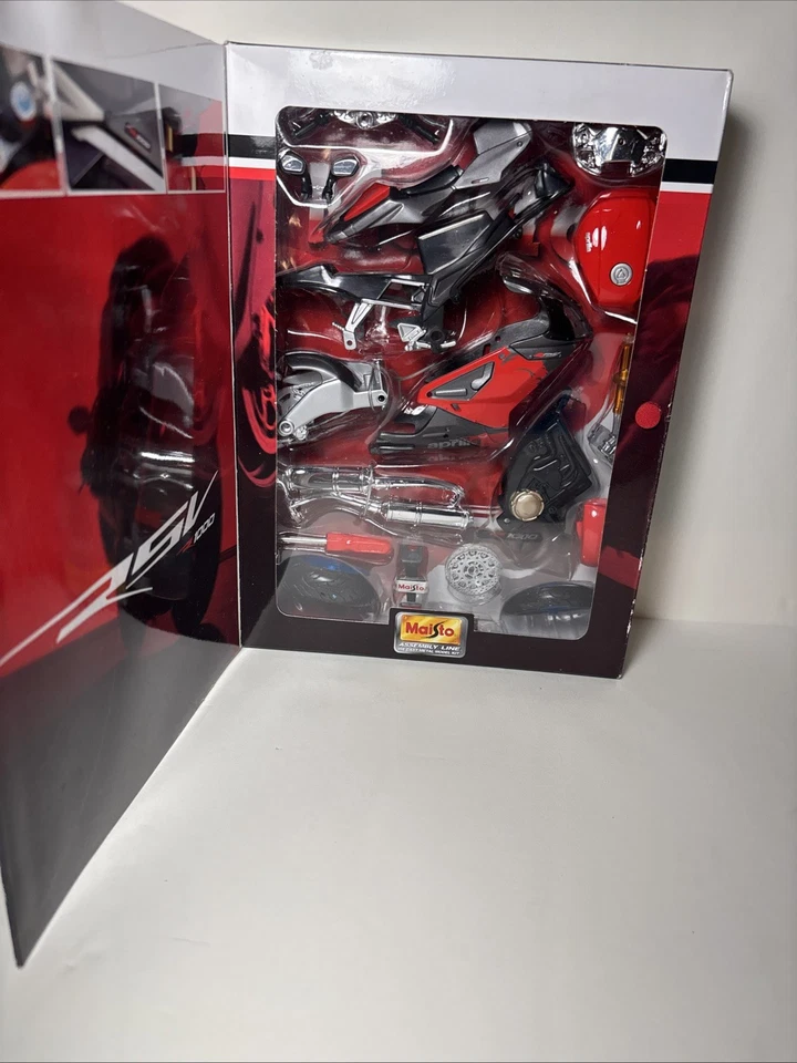 Maistro Assembly Line Die-cast Metal Model Kit Aprilia RSV 1000 Motorcycle 1:12 - Image 4 of 4