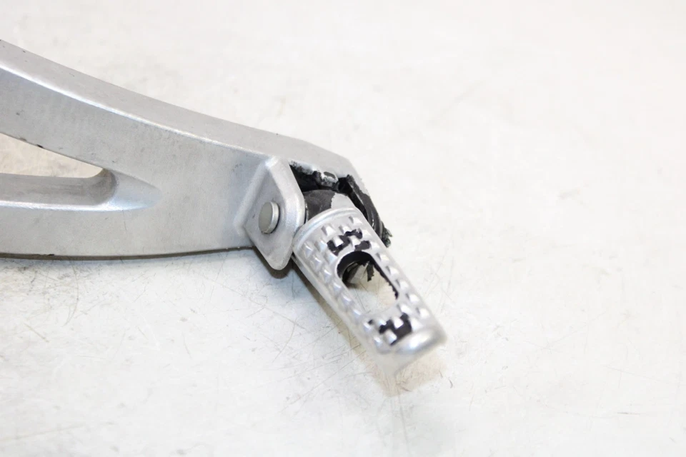 07-23 HONDA CBR600RR OEM CLAVIJA TRASERA IZQUIERDA PASAJERO Foto 2 de 4