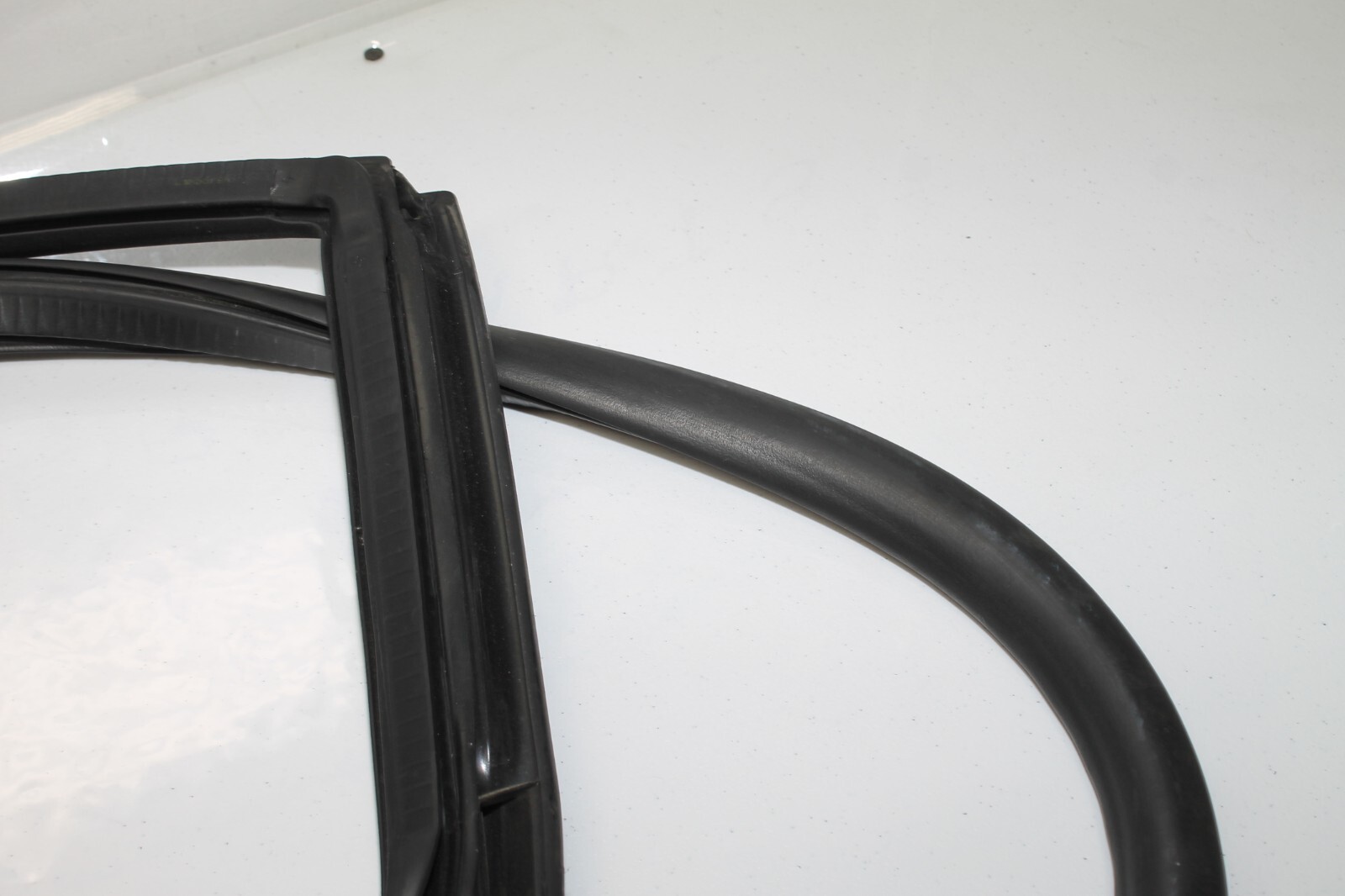 15-20 LAMBORGHINI HURACAN RH PASSENGER DOOR WEATHER STRIPPING SEAL 4T8831708