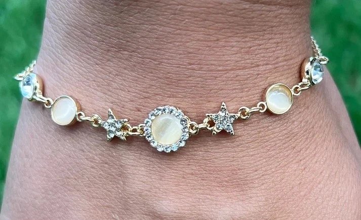 Pulsera enchapada en oro estrella y ópalo luna - delicada joyería celestial con dije para mujer Foto 2 de 2