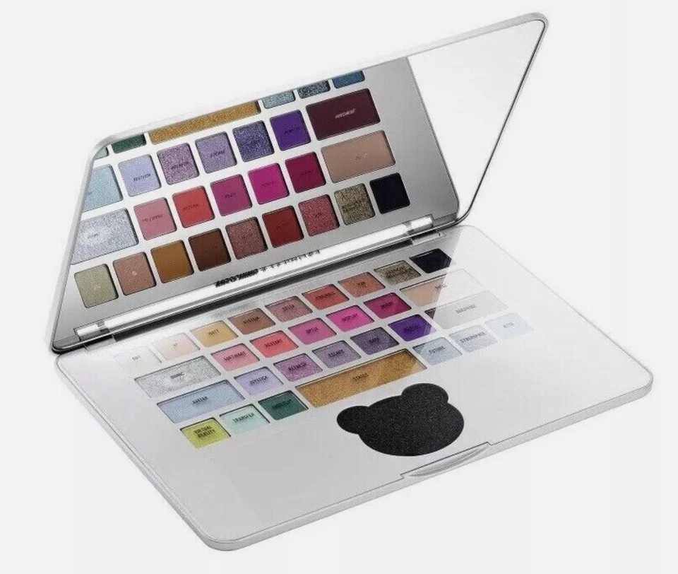 PALETA DE SOMBRAS DE OJOS PARA PORTÁTIL SEPHORA + MOSCHINO PLATEADA EDICIÓN LIMITADA Foto 3 de 4