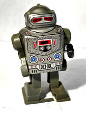 Tin Mechanical Windup Toy Robot nonworking 5,5"