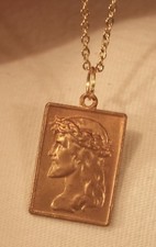 Hermoso Collar Colgante Medalla Rectángulo Corona de Espinas Cabeza de Cristo de Latón