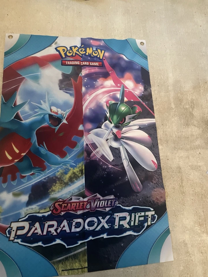 Banner de tela promocional Pokemon Paradox Rift 24"x36" Iron Valiant Roaring Moon Foto 3 de 4
