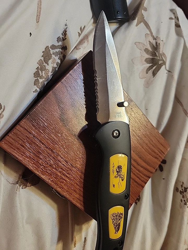 Navaja de bolsillo American Bald Eagle en vitrina de madera inoxidable 440 Foto 4 de 4