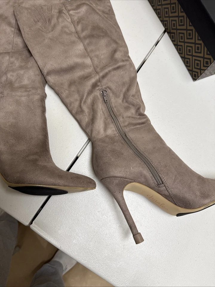 Botas altas de Charles David. Microgamuza Taupe. Mujer Talla 8. Pantorrilla ancha Foto 3 de 4