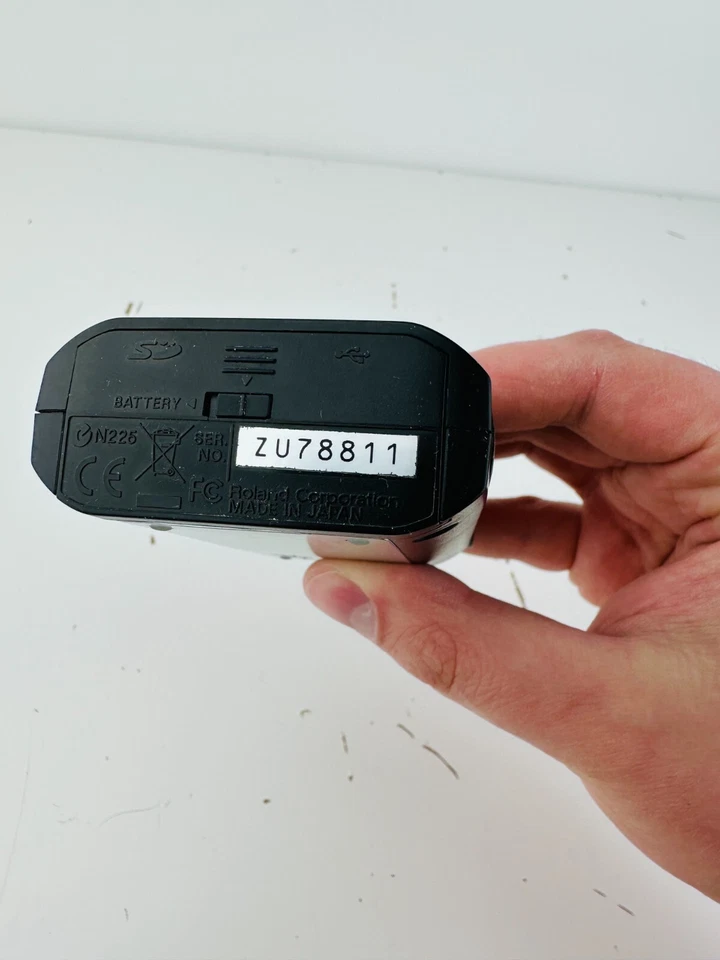 Roland Edirol R-09 MP3 Digital Audio Recorder 24-bit Wave Broken For Parts - Image 2 of 2