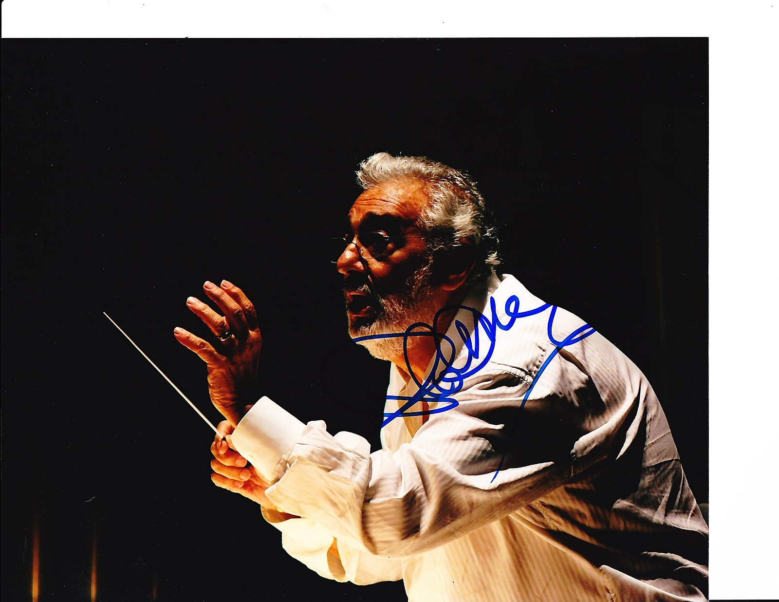 PLACIDO DOMINGO SIGNED IN CONCERT CONDUCTING 8X10