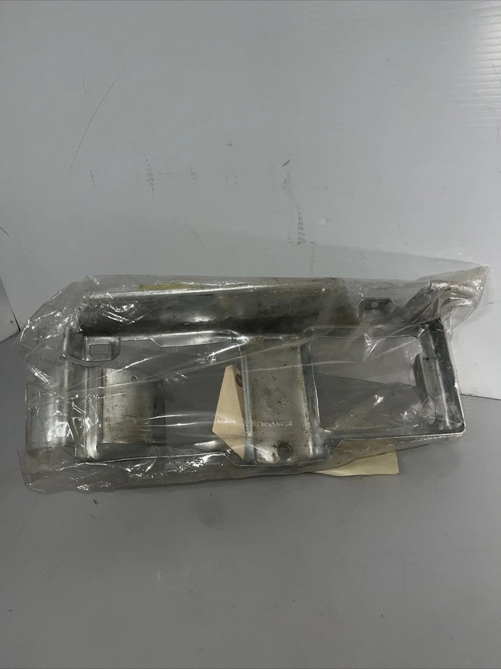 Panel de soporte de parrilla derecho GM OEM # 10224823 para Buick 93-96 Regal  Foto 3 de 3