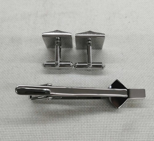 Genuine HILTON cufflinks & tie pin - Picture 2 of 3
