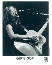 1997 Press Photo Singer Sheryl Crow Rocking Out on Acoustic Guitar 1990s