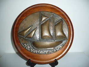 grosse plaque en bronze , demi coque de bateau / voilier , support bois