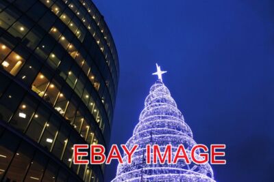 FOTO WEIHNACHTSBAUM KONTRAST IN LONDON.