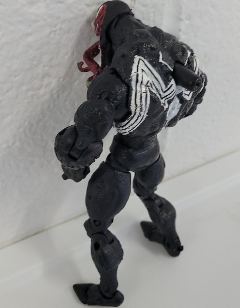 TOYBIZ  VENOM  ヴェノム Amazon.com: Toy Biz Venom with Alien Ooze Base from Spider