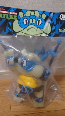 GRAPE BRAIN BigBoysToys Leonardo Luminous Sofubi GID aus Japan