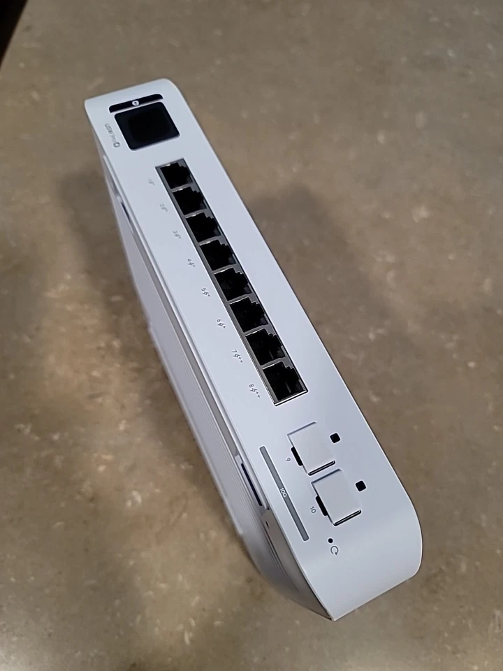 Conmutador de red Ubiquiti networks UniFi Pro 8 8 puertos Gigabit PoE++ USW-Pro-8-poe Foto 2 de 4