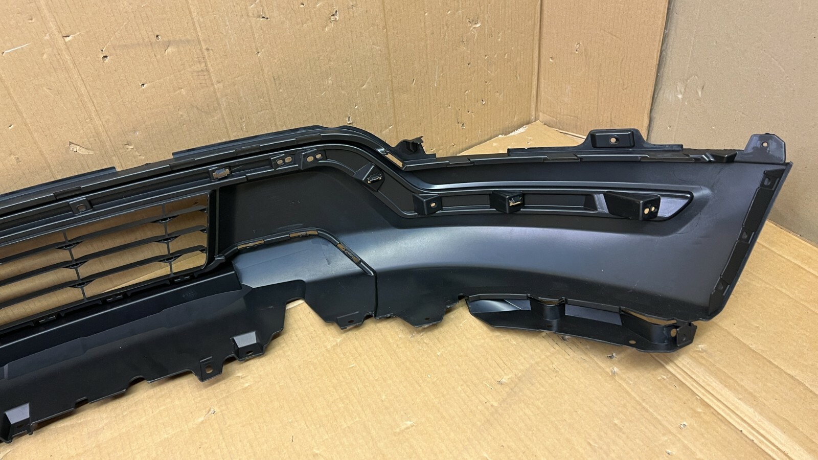 New 2018 2019 18 Ford Explorer Limited Front Bumper Lower Cover  