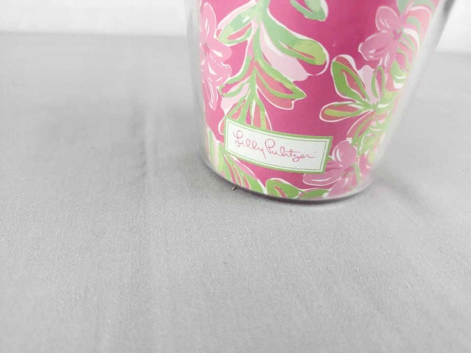 Copo de viagem Lilly Pulitzer acrílico parede dupla 24 oz tampa rosa floral - Imagem 3 de 4