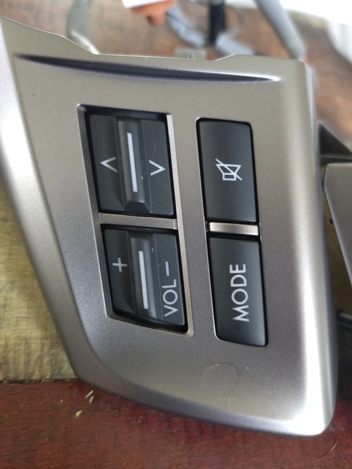 Interruptor de audio de crucero para volante Subaru Legacy Outback 2012-2014 sin navegación Foto 2 de 3