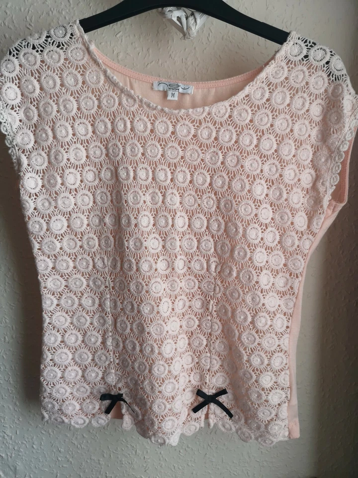 New Look Nude Pink Round Neck Lace Circle Design Cap Sleeve Crop Top Shirt. UK M - Image 2 of 4