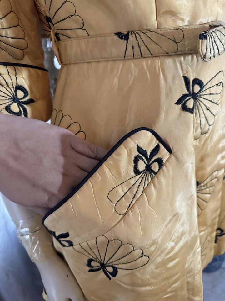 Chaqueta de cama dorada de los años 40 ropa de salón con ventiladores y pedrería S/M Foto 4 de 4