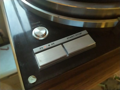 Kenwood KD-750 Quartz PLL Direct-Drive Turntable - Picture 3 of 12