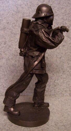 Figurine Statue Firefighter Fire Man with Hose NEW 12" - Zdjęcie 1 z 4