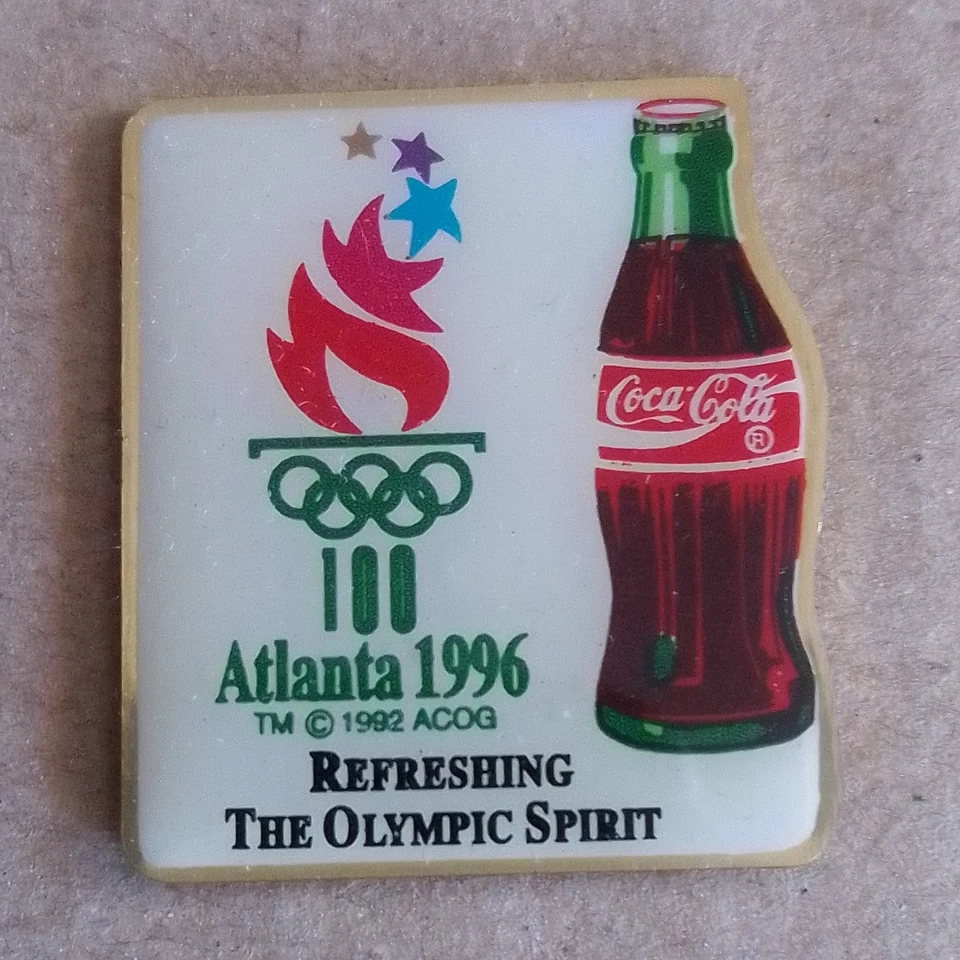 Coca-Cola Pin Atlanta 1996 „Olympic Spirit“ mit Cola-Flasche & Olympia-Ringen - Bild 1 von 1