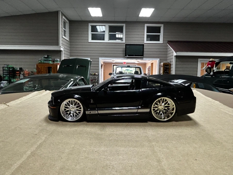 Jada Toys BTM 2007 Ford Mustang Shelby GT-500 Metal Die Cast 1:24 Scale Model - Image 2 of 4