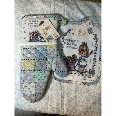 Precious Moments Oven Mitt and Pot Holder Set ''It's Better to Give Than Receive''