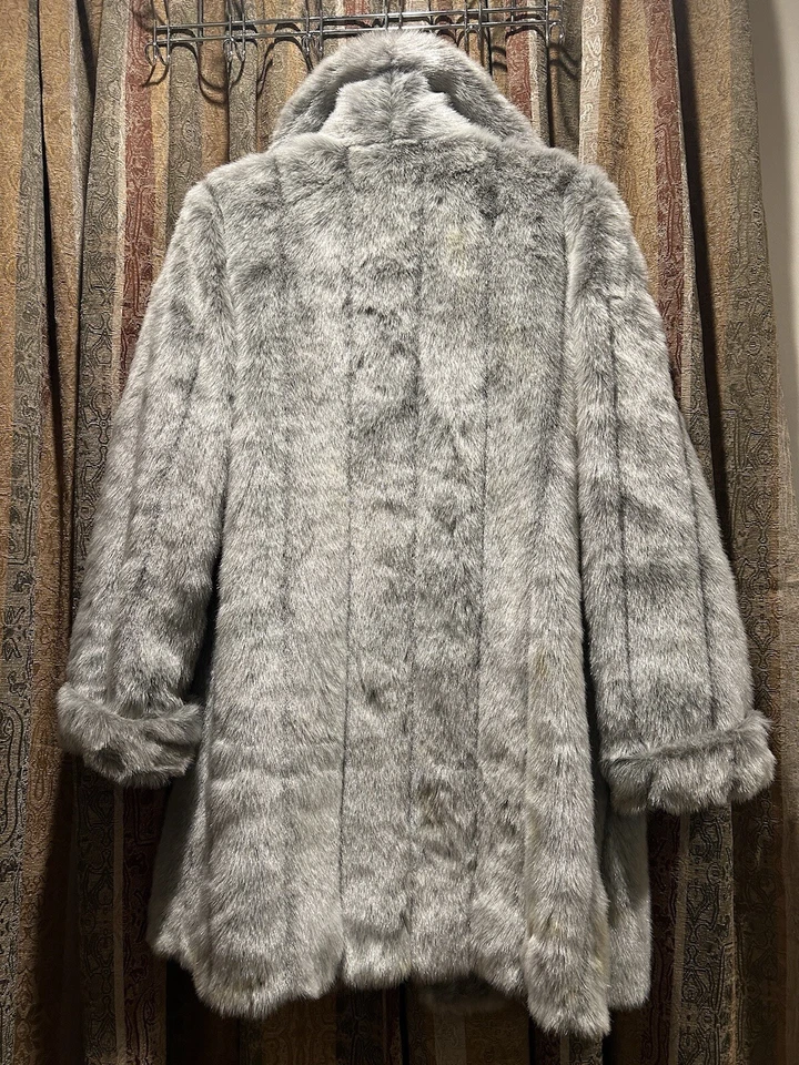 Deslumbrante casaco feminino de pele sintética prata Dennis Basso com gancho de forro violeta e olhos Cls - Imagem 3 de 4