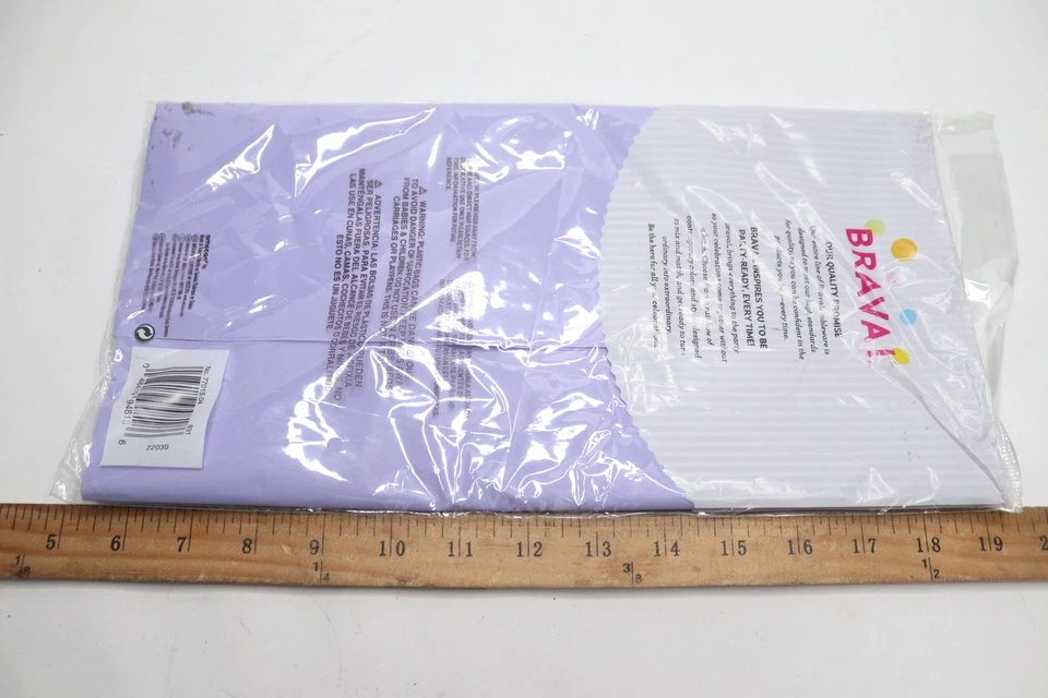 Cubierta de mesa de plástico Brava lavanda 54" x 108" 77015,04 Foto 3 de 3