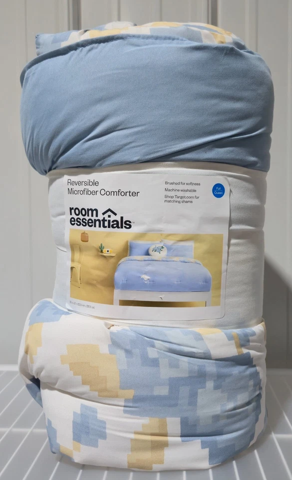 Edredón reversible de microfibra floral azul claro Room Essentials Queen Foto 2 de 4