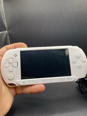 Sony PSP E1004 Street Weiß - Voll Funktionsfähig - Mit Ladekabel