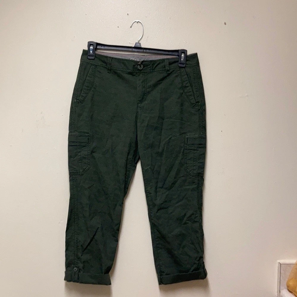 Eddie Bauer cropped size 8 olive green roll bottoms pants