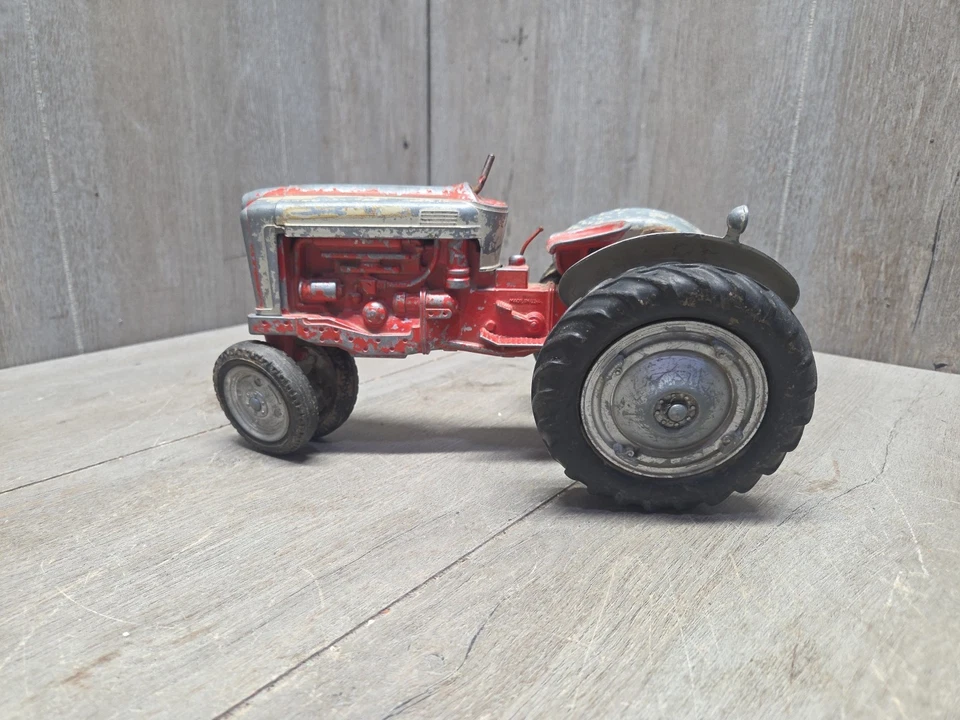 ¡Tractor vintage Hubley 1958 Ford 961 Powermaster escala 1/12 con enganche de 3 puntos!! Foto 3 de 4