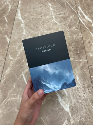   Neu Versiegelt   Finalmouse UltralightX ULX Frostlord Medium mit FROSTSCHLÜSSEL  
