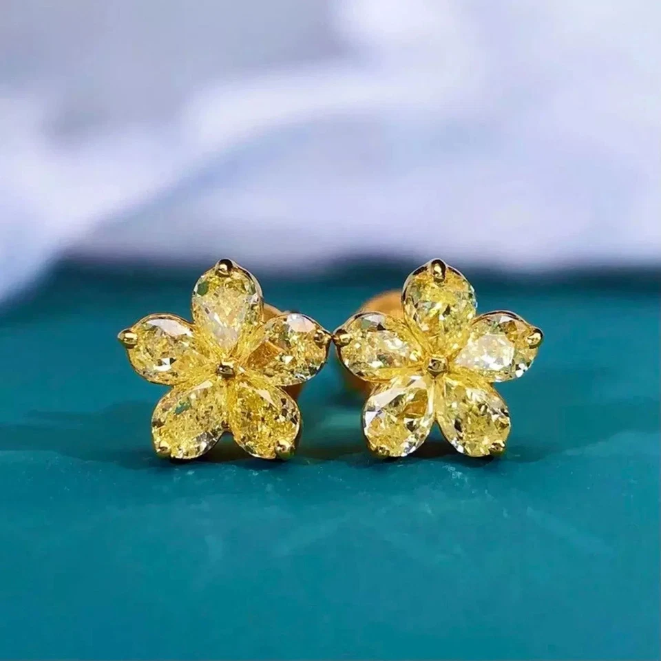 Aretes de diamantes con flores enchapados en oro amarillo de 14 k de 1,01 quilates creados en laboratorio Foto 3 de 4