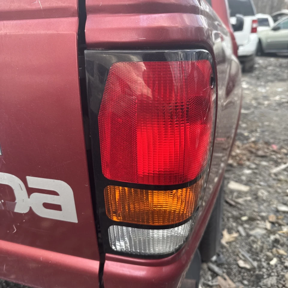 Conjunto de luz trasera derecha 94-00 Mazda B2500/B3000/B4000  Foto 2 de 3