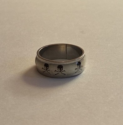 Unisex size 5.5 Stainless Steel Skull/Cross Bones Band