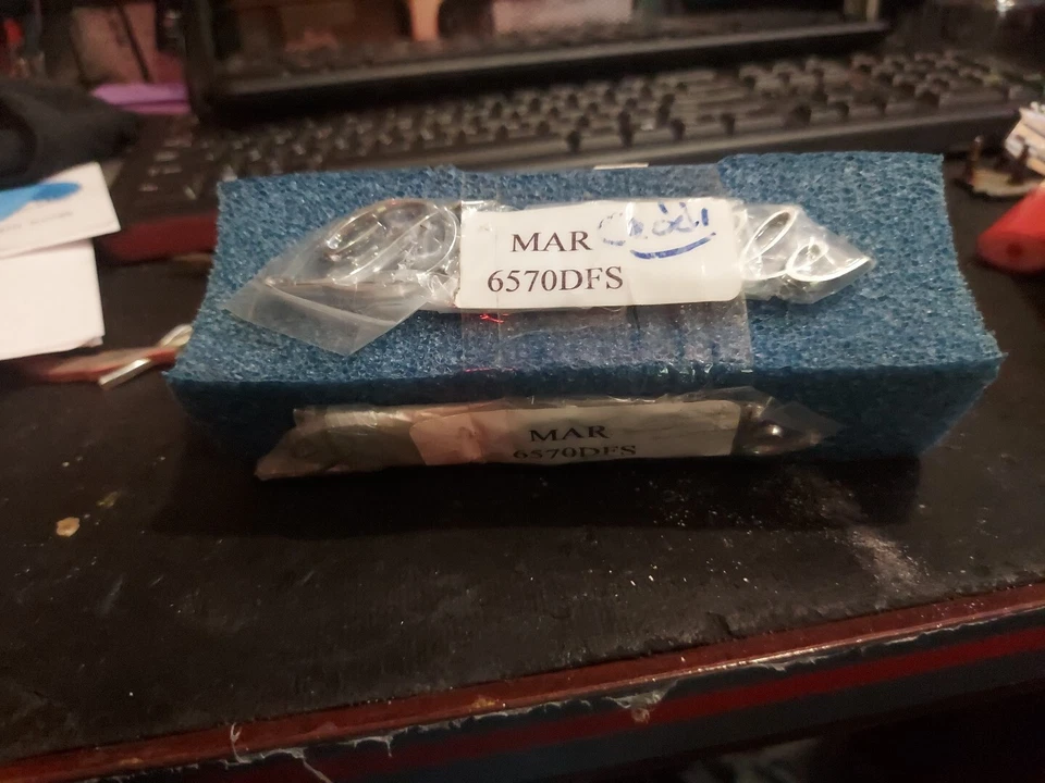 Комплект из двух отделочных деталей задней четверти крыла с эмблемой модели Cadillac DeVille 1965-1970 годов выпуска - Изображение 3 из 4