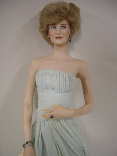 Muñeca de porcelana Diana princesa de Gales de 17" de alto - Imagen 2 de 12